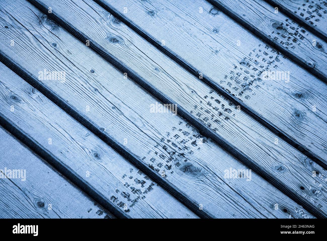 Radmarkierungen auf den mattierten Holzplanken Stockfoto
