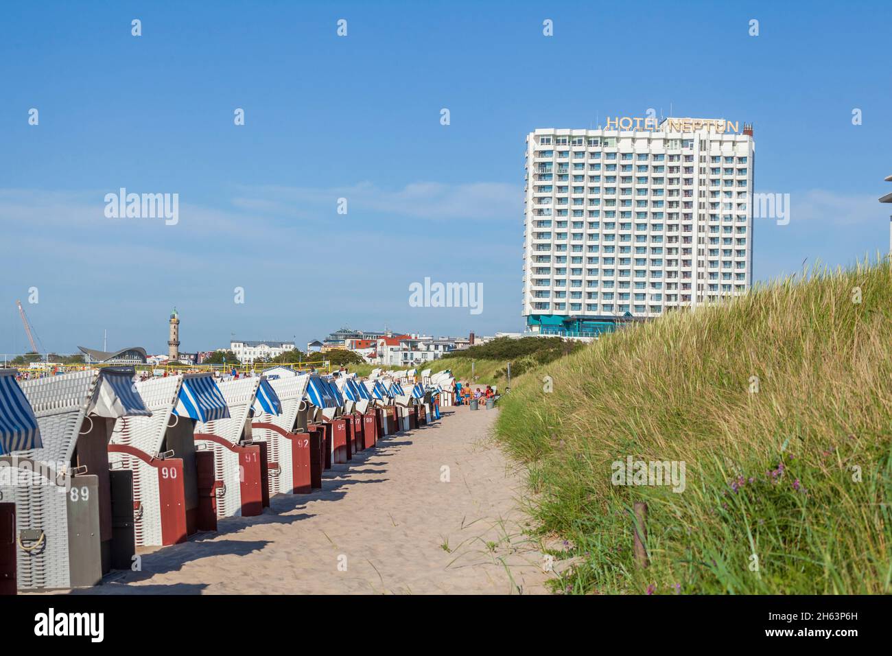 seepromenade mit Hotel neptun,warnemünde,rostock,mecklenburg-vorpommern,deutschland,europa Stockfoto