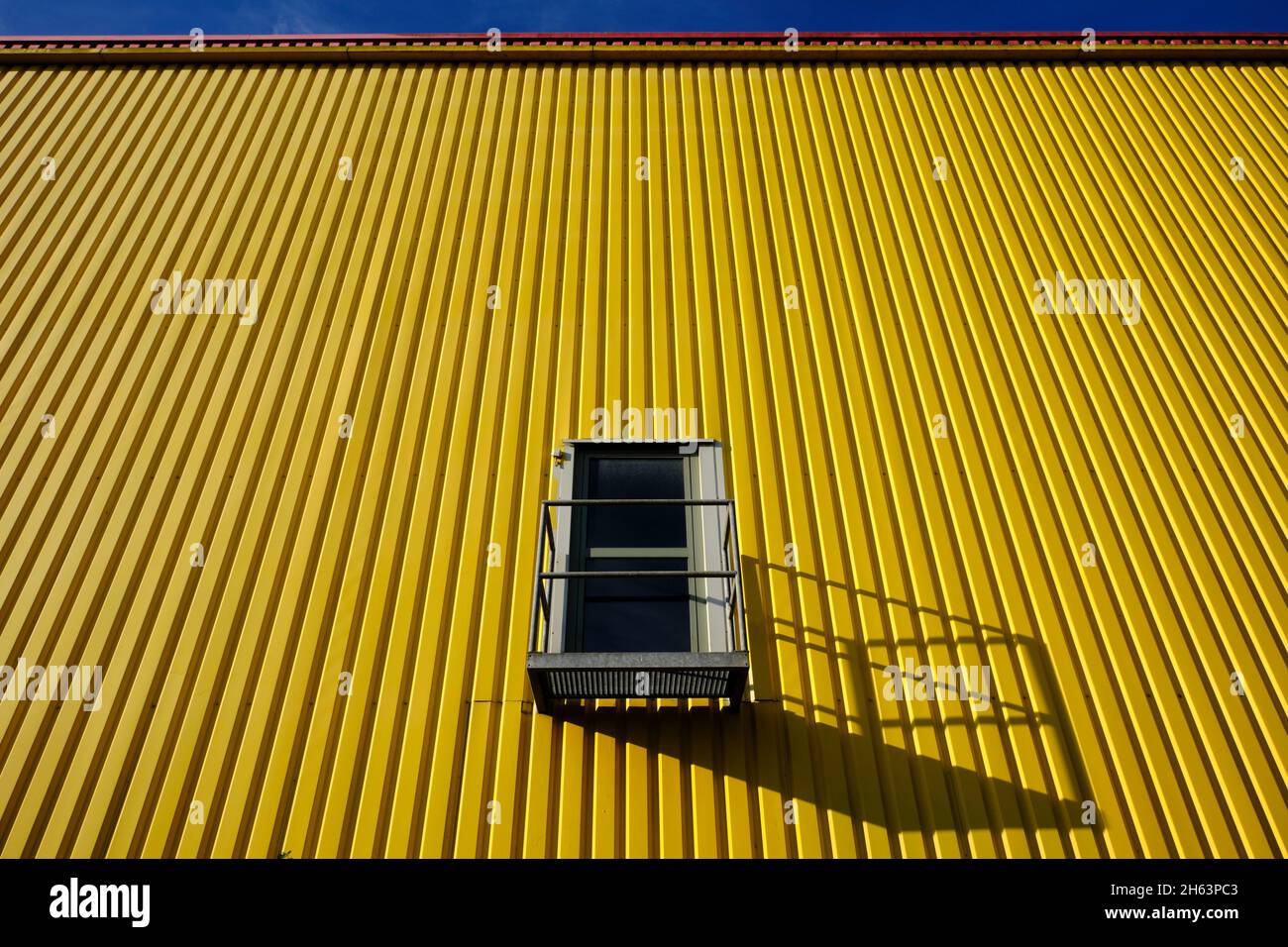 Gelbes Lagerhaus, Tür, Schattenspiel Stockfoto
