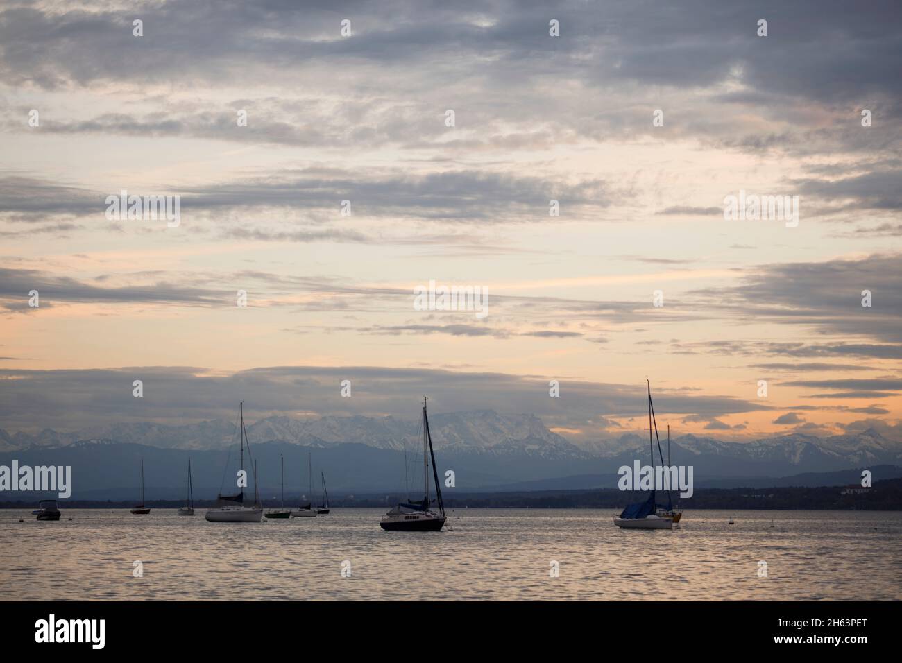 Segelboote auf dem ammersee zur blauen Stunde, zugspitze Stockfoto