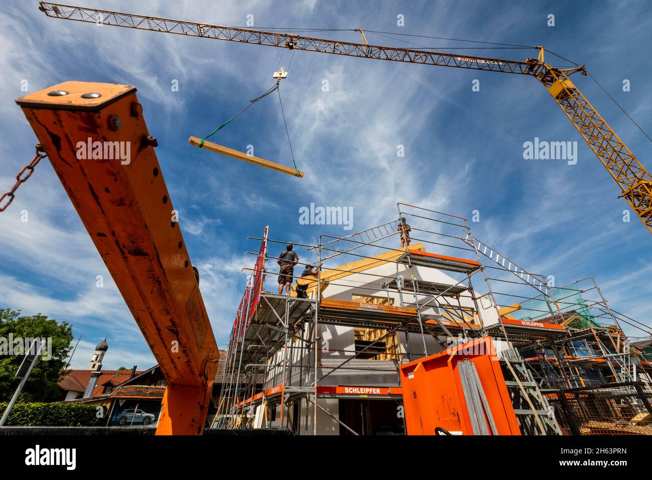 deutschland,bayern,Bau eines vorgefertigten Holzhauses,Transport von Dachträgern mit Baukran, Stockfoto