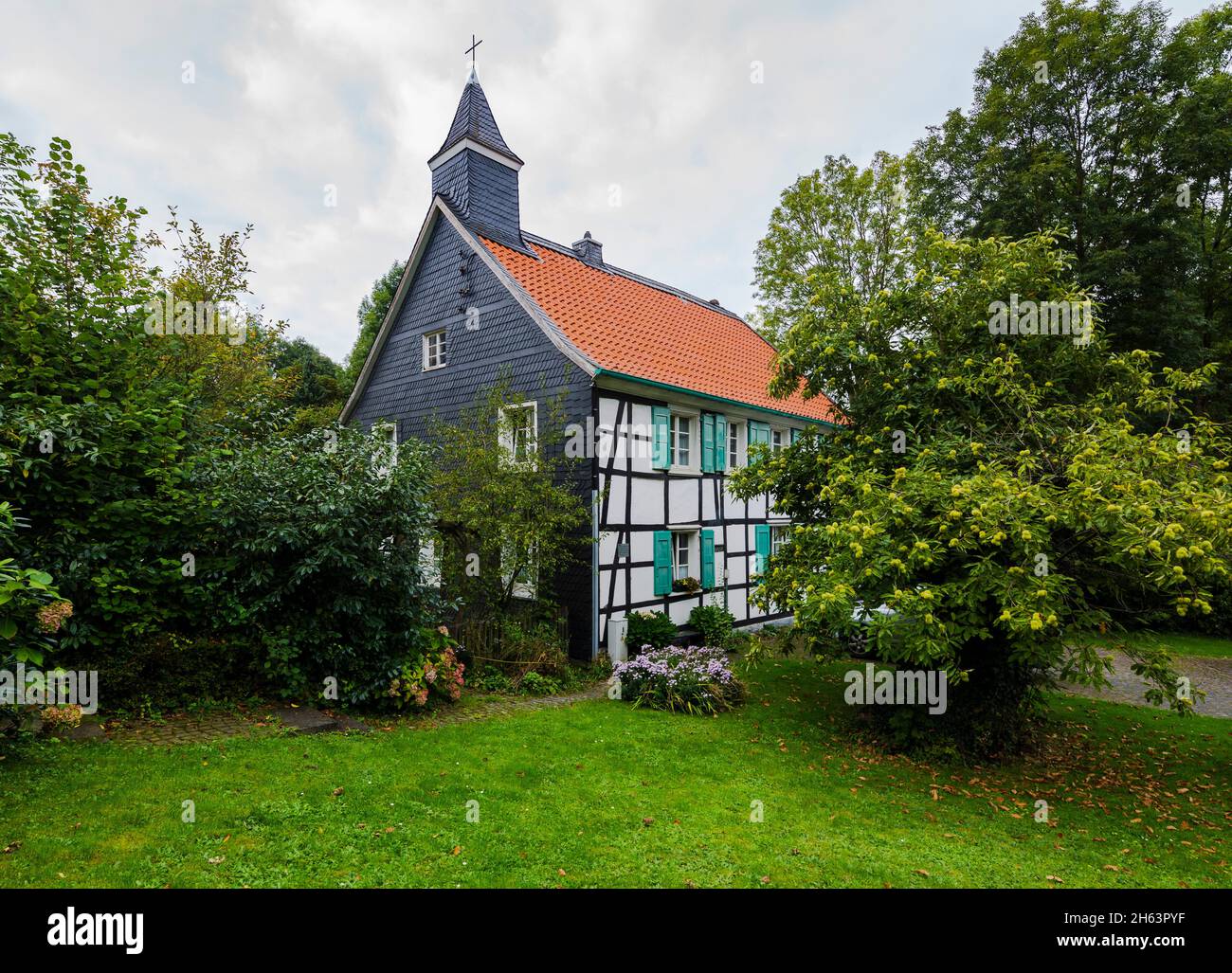 deutschland,heiligenhaus,heiligenhaus-hetterscheidt,hetterscheidt-abtskueche,bergisches Land,niederbergisches Land,niederberg,rheinland,Nordrhein-westfalen,alte Schule in abtskueche,ehemals Landschule und Kapelle,Fachwerkhaus Stockfoto deutschland,heiligenhaus,heiligenhaus-hetterscheidt,hetterscheidt-abtskueche,bergisches Land,niederbergisches Land,niederberg,rheinland,Nordrhein-westfalen,alte Schule in abtskueche,ehemals Landschule und Kapelle,Fachwerkhaus Stockfoto