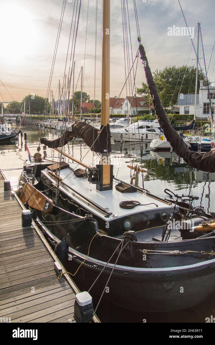 Altes holländisches Segelboot im Hafen von veere. Stockfoto