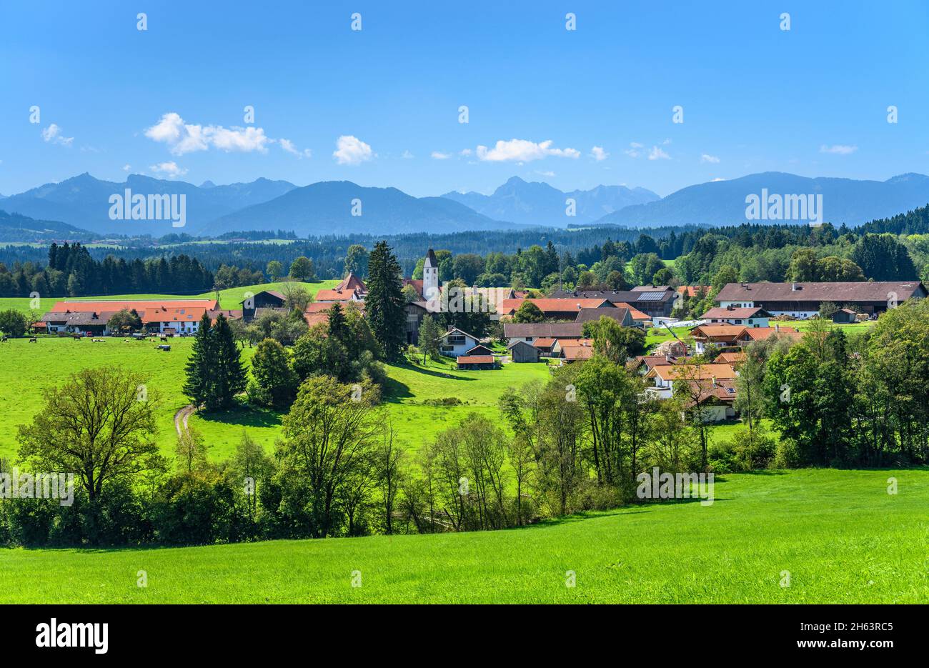 deutschland,bayern,oberbayern,pfaffenwinkel,uffing am staffelsee,Ortsteil öffnet,Ortsansicht mit Filialkirche sankt anna gegen das ammergebirge Stockfoto