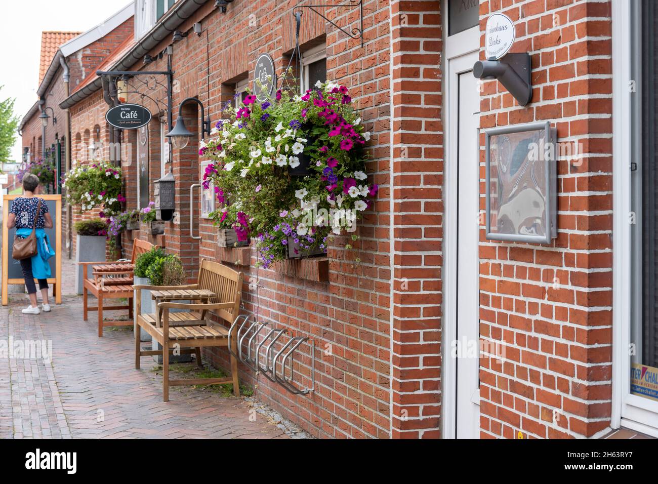 deutschland, niedersachsen, ostfriesland, ditzum, typische Fassaden mit floralen Verzierungen. Stockfoto