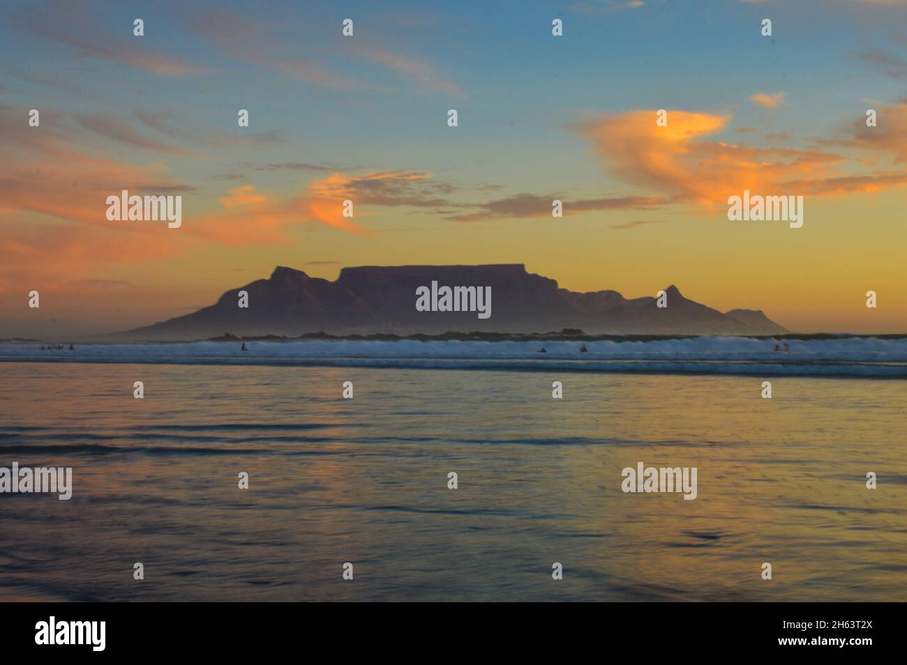 Dramatischer Himmel am Sunset Beach in Bloubergstrand Cape Town Südafrika mit Tafelberg im Hintergrund Stockfoto