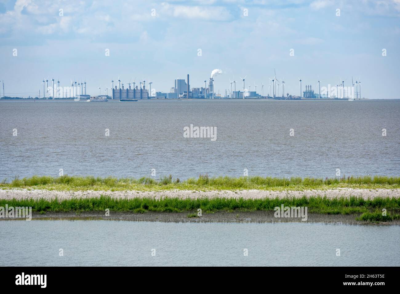deutschland, niedersachsen, ostfriesland, Ansicht der Industrieanlagen von eemshaven (niederlande). Stockfoto