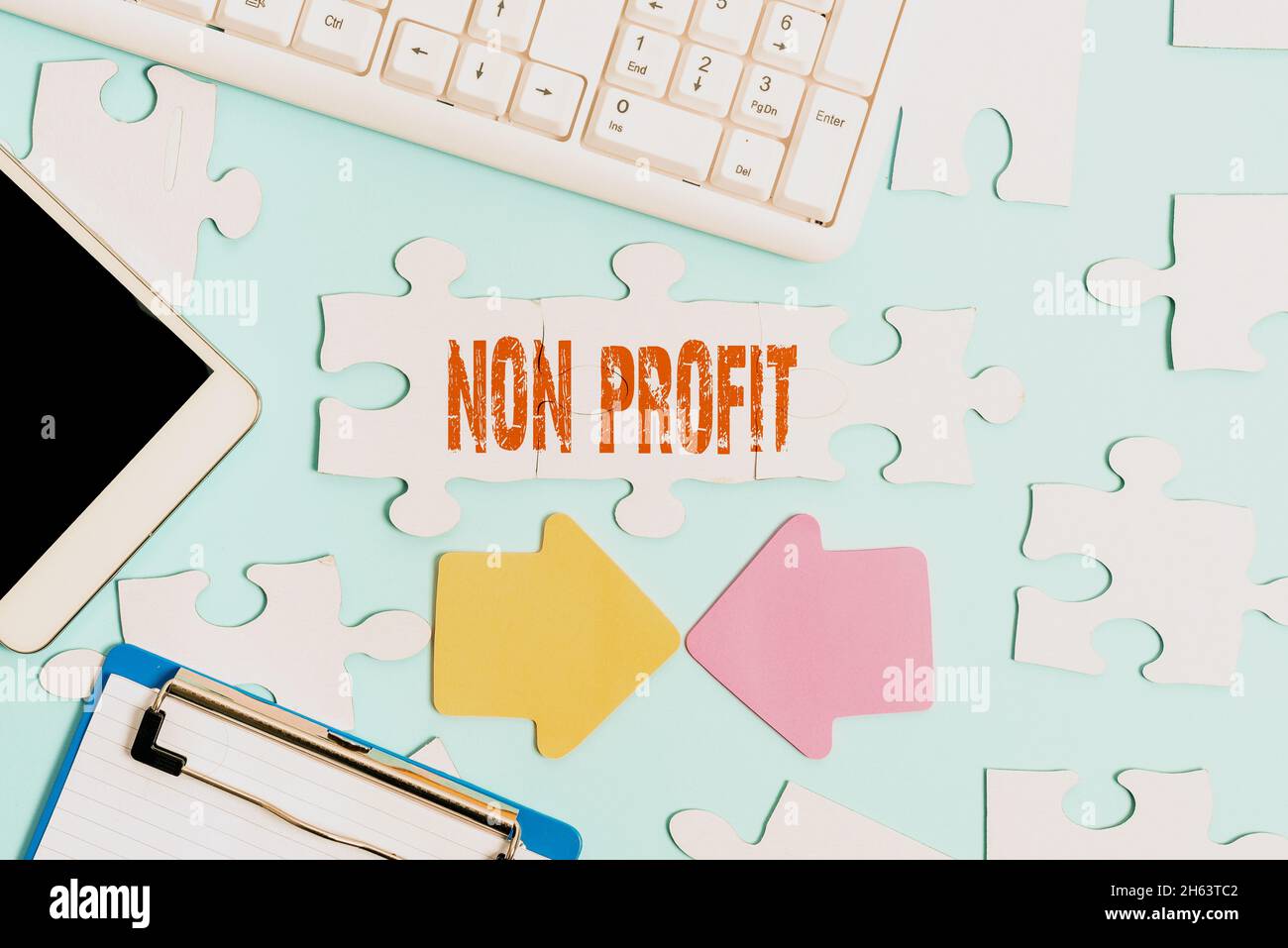 Handschrift Text gemeinnützig. Konzeptionelle Foto nicht machen oder in erster Linie durchgeführt, um Profit Organisation Aufbau einer unfertigen weißen Jigsaw zu machen Stockfoto