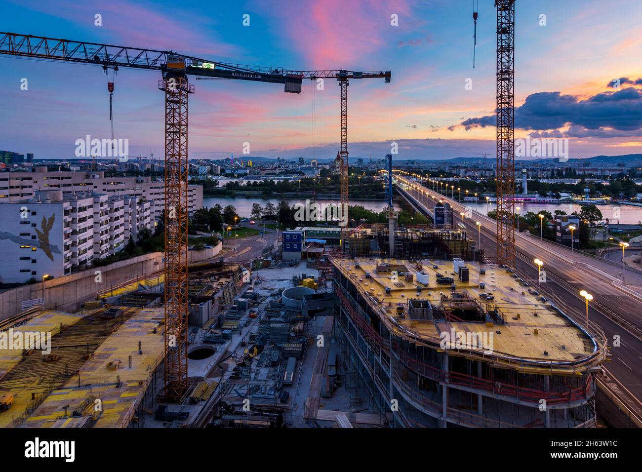 wien,Baustellengrube,Kran,Projekt 'Donauwohnungen',wiener Innenstadt,Donau,Brücke reichsbrücke im Jahr 00. Übersicht,wien,österreich Stockfoto