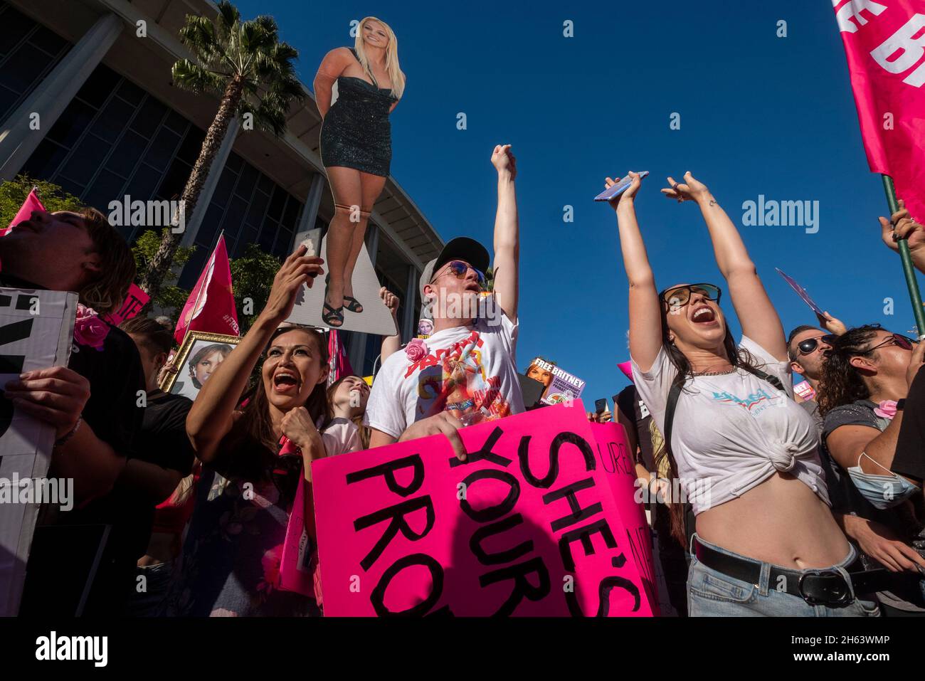 Los Angeles, Kalifornien, USA. November 2021. Anhänger von Britney Spears feiern nach einer Gerichtsentscheidung, mit der die Konservatorenschaft von Spears vor dem Stanley Mosk Gerichtsgebäude am Freitag beendet wurde. Ein Richter in Los Angeles genehmigte am Freitag formell den Prozess der Beendigung der umstrittenen Vormundschaft, die das Leben von Popstar Britney Spears seit mehr als 13 Jahren kontrolliert. (Bild: © Ringo Chiu/ZUMA Press Wire) Bild: ZUMA Press, Inc./Alamy Live News Stockfoto