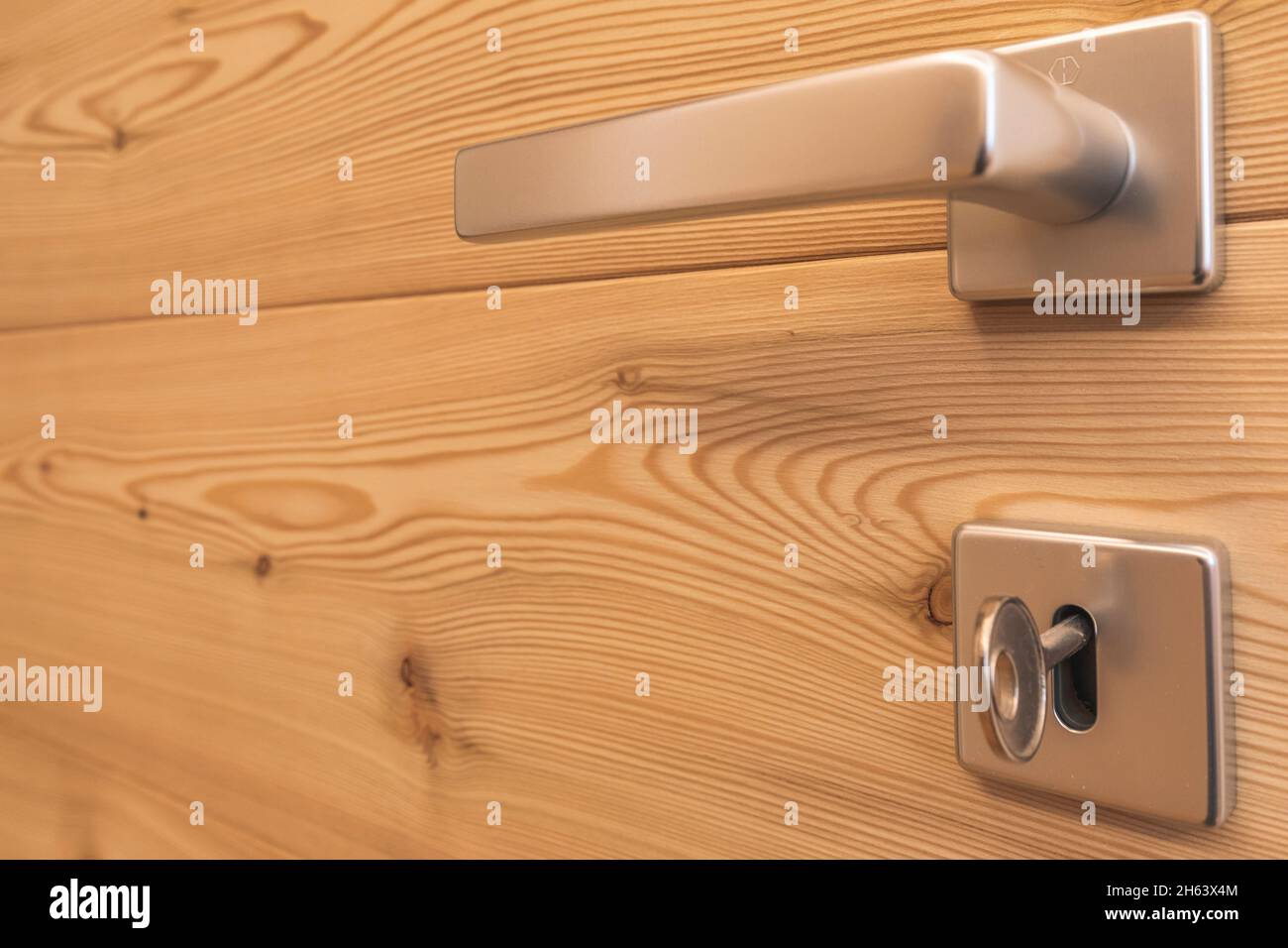 Interner Rahmen, interne Holztür, Detail mit Griff und Schlüssel Stockfoto