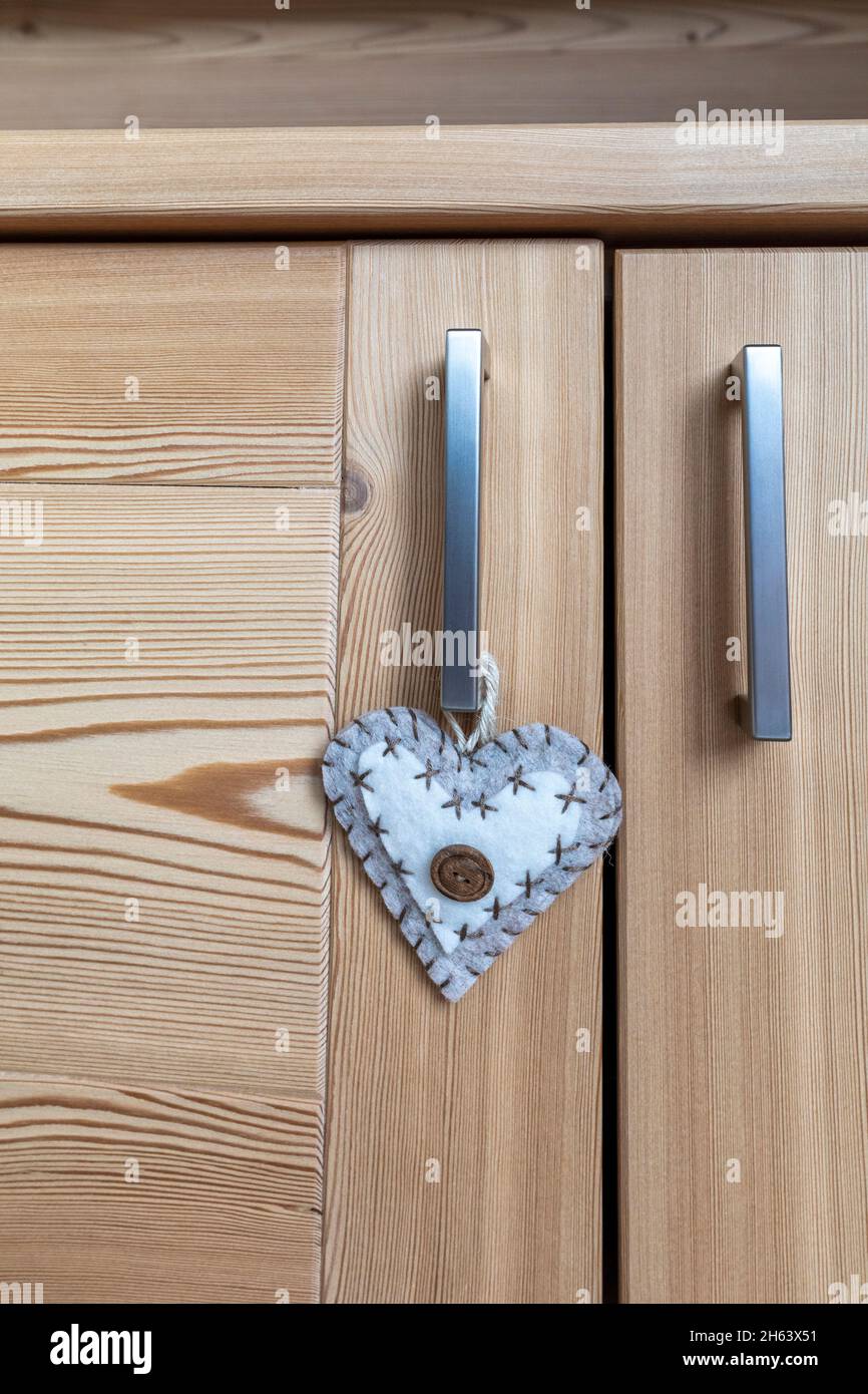 Holzmöbel, Detail der Türen mit einem Objekt in Form eines Herzens Stockfoto