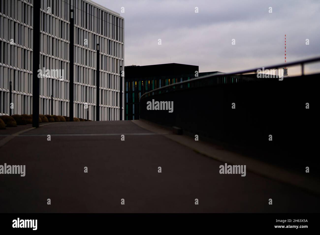 Leerer Fahrrad- und Fußgängerweg in berlin am frühen Morgen, geringe Schärfentiefe, Schärfe im Hintergrund Stockfoto