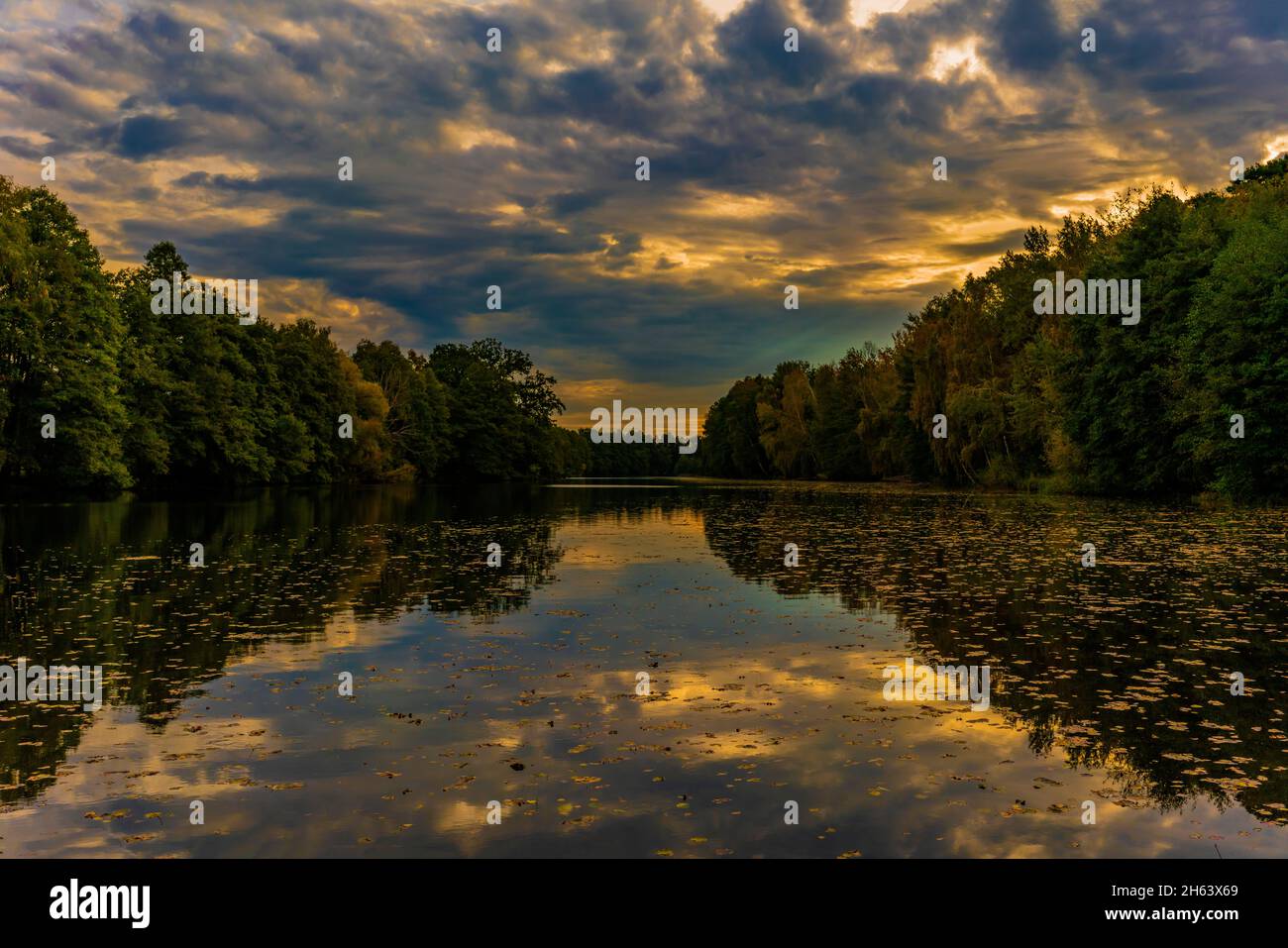 Kleiner See im kleinen Dorf gottow im Land brandenburg in deutschland im Herbst, wolkig, schöne Herbstfarben Stockfoto