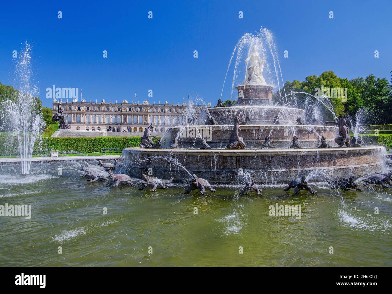 latonabrunnen vor der Gartenseite des Schlosses herrenchiemsee,chiemsee Gemeinde,herreninsel,chiemgau,oberbayern,bayern,deutschland Stockfoto