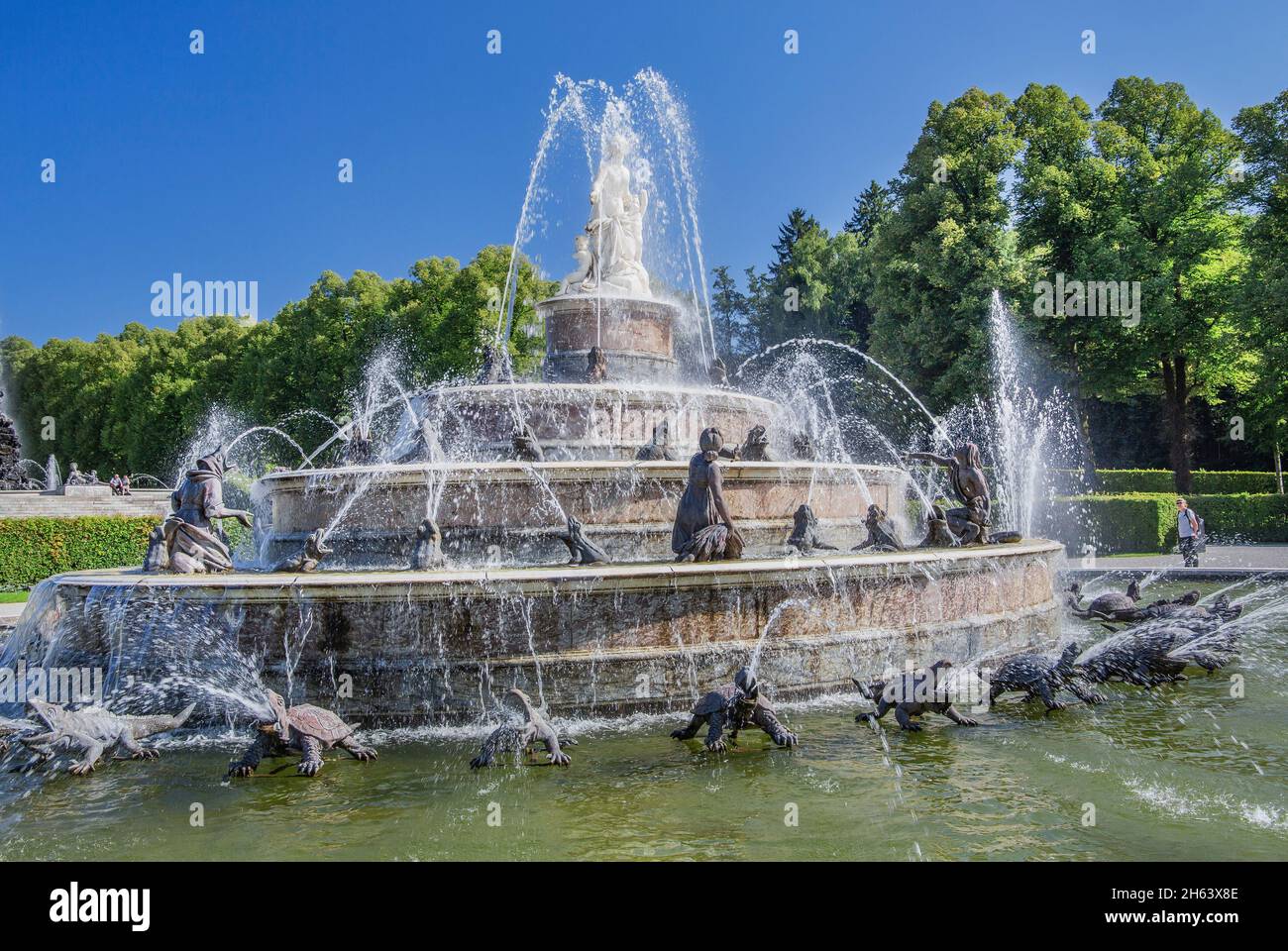 latonabrunnen auf dem Gartenparterre des herrenchiemsee-Schlosses, Gemeinde chiemsee, herreninsel, chiemgau, oberbayern, bayern, deutschland Stockfoto