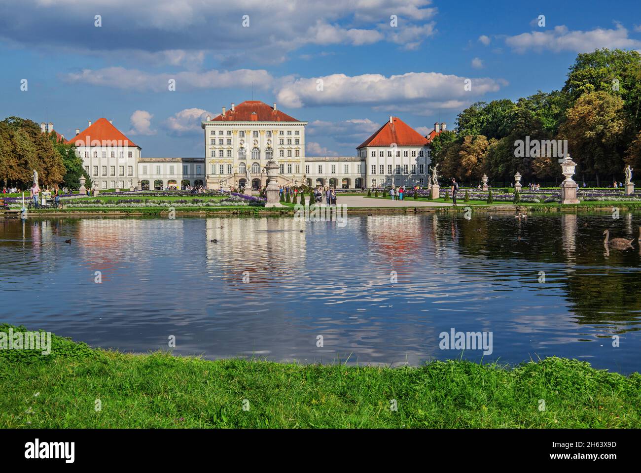 schlossgartenkanal mit Westseite des Schlosses nymphenburg, münchen, oberbayern, bayern, deutschland Stockfoto