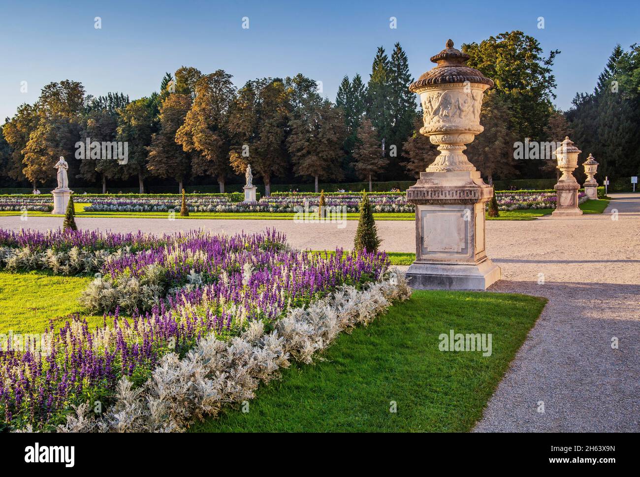 Garten im Erdgeschoss mit Amphoren in der Abendsonne, Schloss nymphenburg, münchen, oberbayern, bayern, deutschland Stockfoto