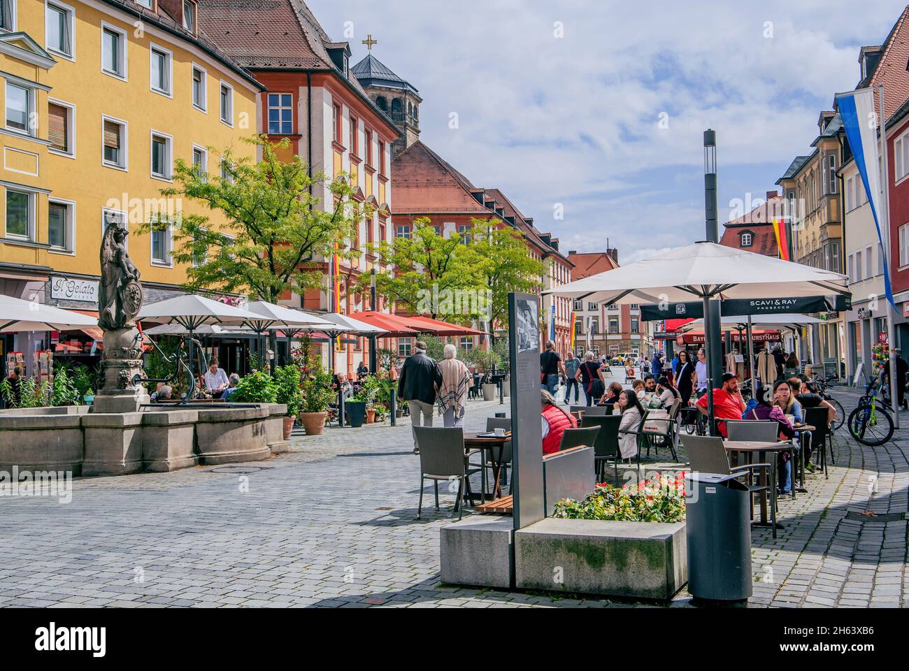 Fußgängerzone maximilianstraße mit Straßencafé im Zentrum,bayreuth,oberfranken,franken,bayern,deutschland Stockfoto