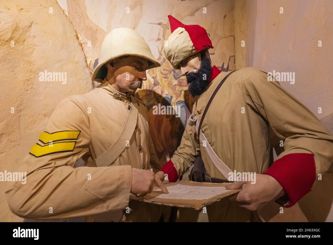 england, winchester, das militärviertel von winchester, das Museum der königlichen Husaren des Königs, Ausstellung eines Korporals der 10. Husaren, der eine Karte des kyber-Passes mit einem Soldaten der Führerkavallerie studiert Stockfoto