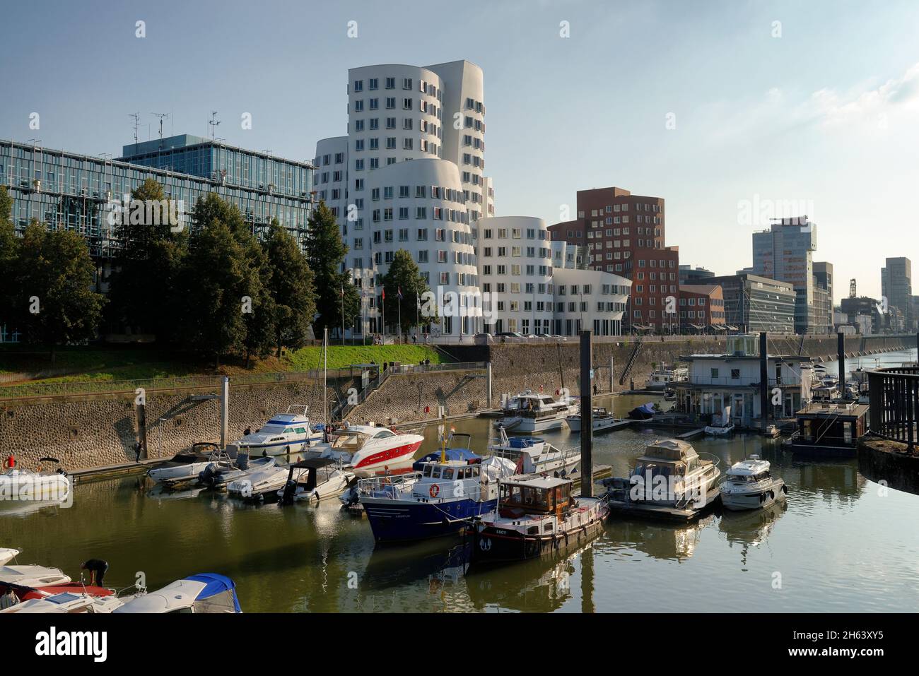 Frank gehrys neuer zollhof im medienhafen düsseldorf am rhein, Nordrhein-westfalen, deutschland Stockfoto