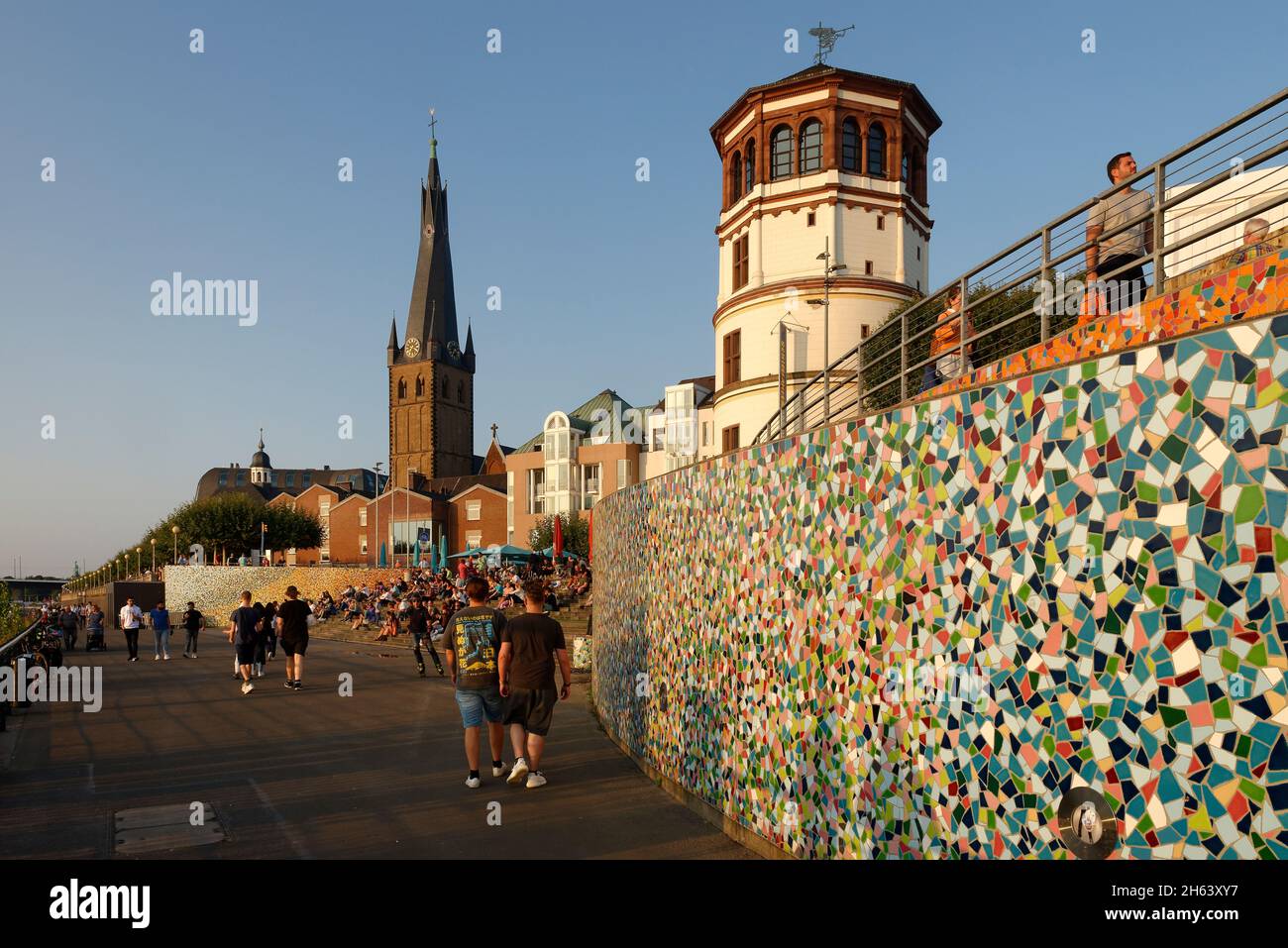 rheinufer in der Altstadt mit der Kirche St. lambertus und dem schlosssturm im Abendlicht in düsseldorf am rhein, düsseldorf, Nordrhein-westfalen, deutschland Stockfoto