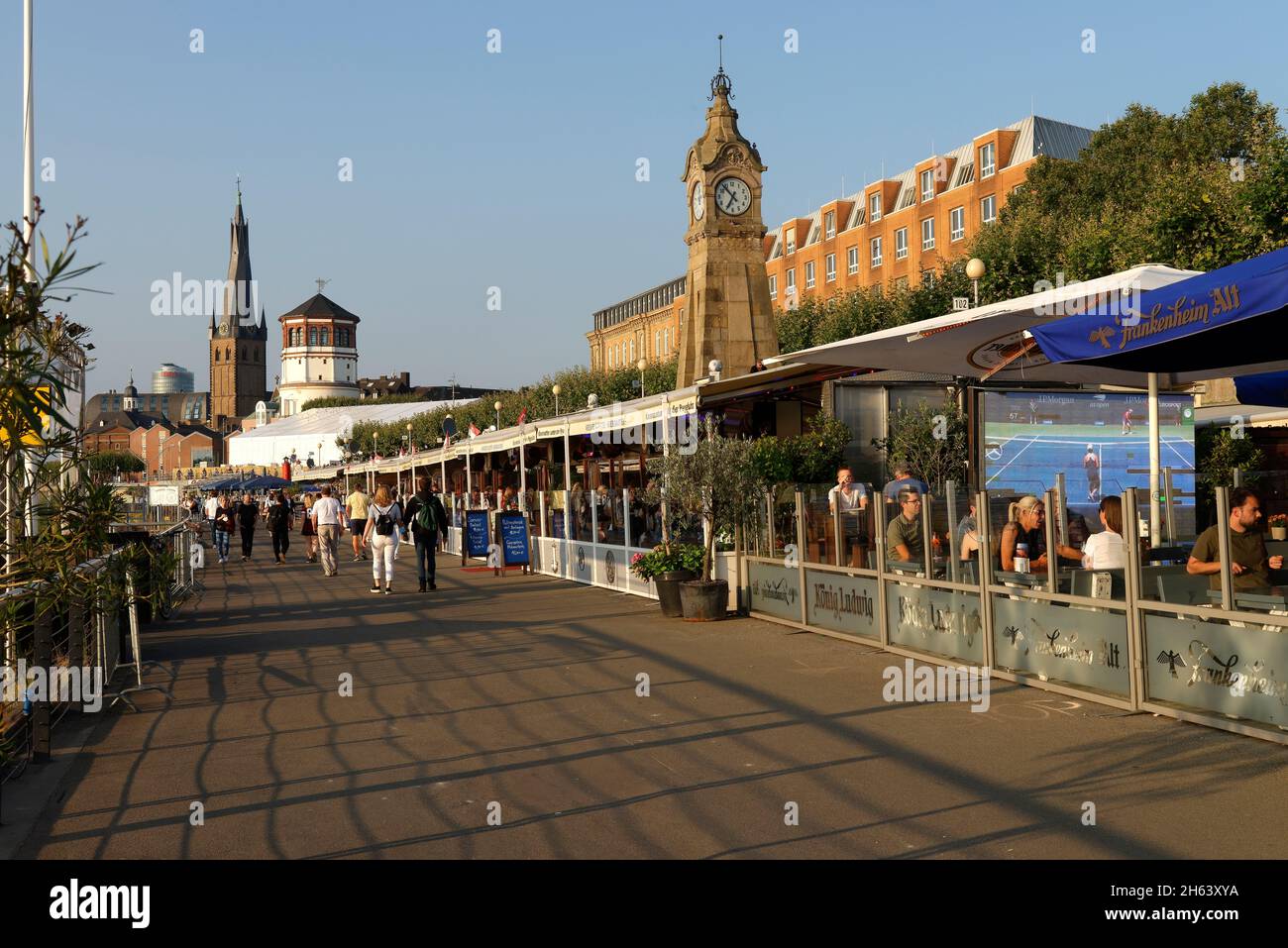 rheinufer mit der Kirche St. lambertus, Burgturm und ebener Uhr in düsseldorf am rhein, düsseldorf, Nordrhein-westfalen, deutschland Stockfoto