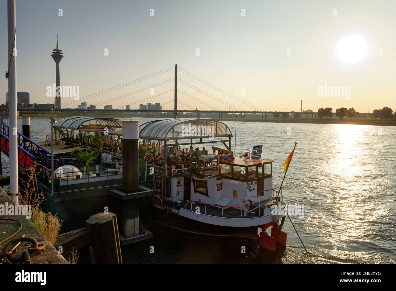 rheinufer mit Blick auf den rhein, den rheinturm und die rheinkniebrücke in düsseldorf am rhein, düsseldorf, Nordrhein-westfalen, deutschland Stockfoto