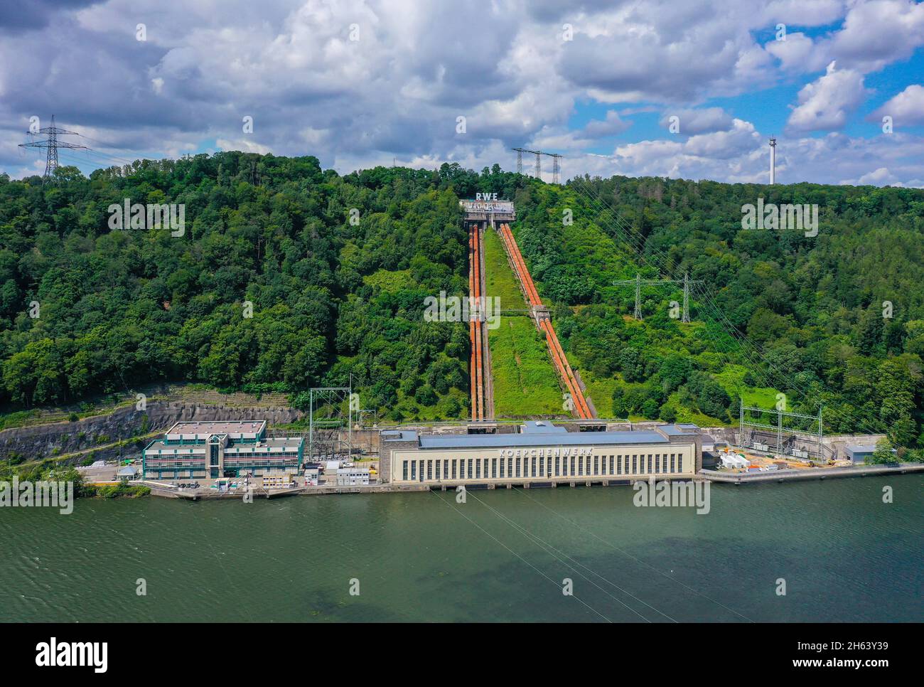 herdecke, Nordrhein-westfalen, deutschland - pumpspeicherkraftwerk rwe herdecke am hengsteysee. Der hengsteysee ist ein 1929 fertiggebauter und vom ruhrverband im ruhrgebiet zwischen den Städten hagen, dortmund und herdecke betriebener Stausee. Er ist einer der sechs stauseen des ruhrgebiets und wurde nach ihm benannt Der benachbarte hagenbezirk Hengstey. Stockfoto