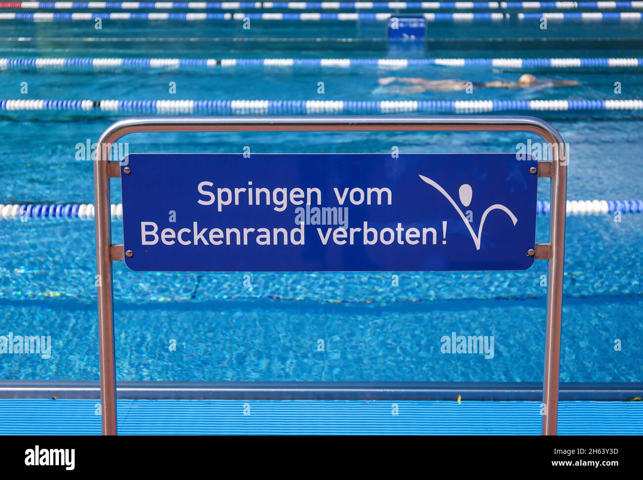 hagen, Nordrhein-westfalen, deutschland - Springen vom Rand des Schwimmbades ist verboten. Verbotsschild am Rand des Schwimmbades im hengstey Freibad. Stockfoto