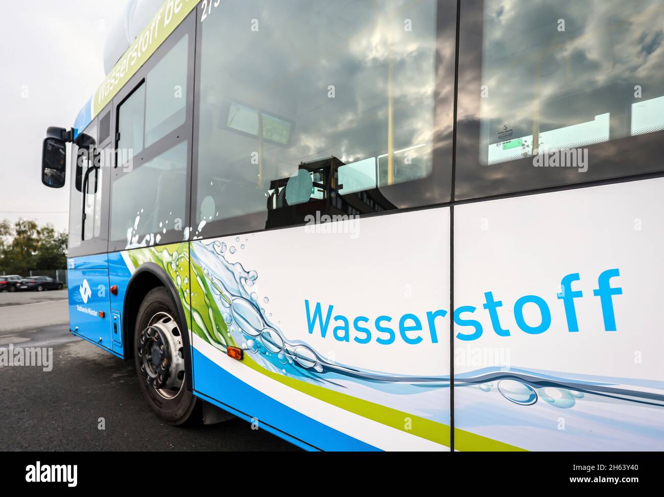 münster, Nordrhein-westfalen, deutschland an einer mobilen H2-Wasserstofftankstelle füllt sich der regelmäßig verkehrende Wasserstoffbus mit h2-Wasserstoff. Stockfoto