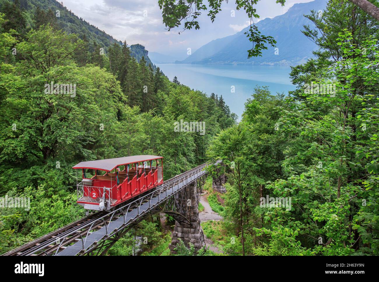 Giessbachbahn (eine der ältesten Standseilbahnen Europas) zum historischen grandhotel giessbach an den giessbachwasserfällen, axalp, aare, brienzersee, berner alpen, berner oberland, Kanton bern, schweiz Stockfoto