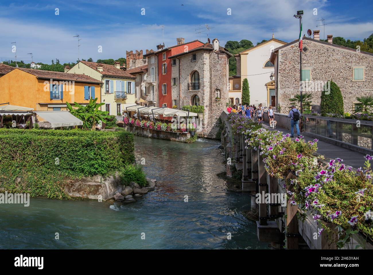 Blick auf das historische Dorf am fluss mincio mit alter Holzbrücke,borghetto,Ortsteil von valeggio sul mincio,Mühlendorf,Po Ebene,Provinz verona,venetien,italien Stockfoto