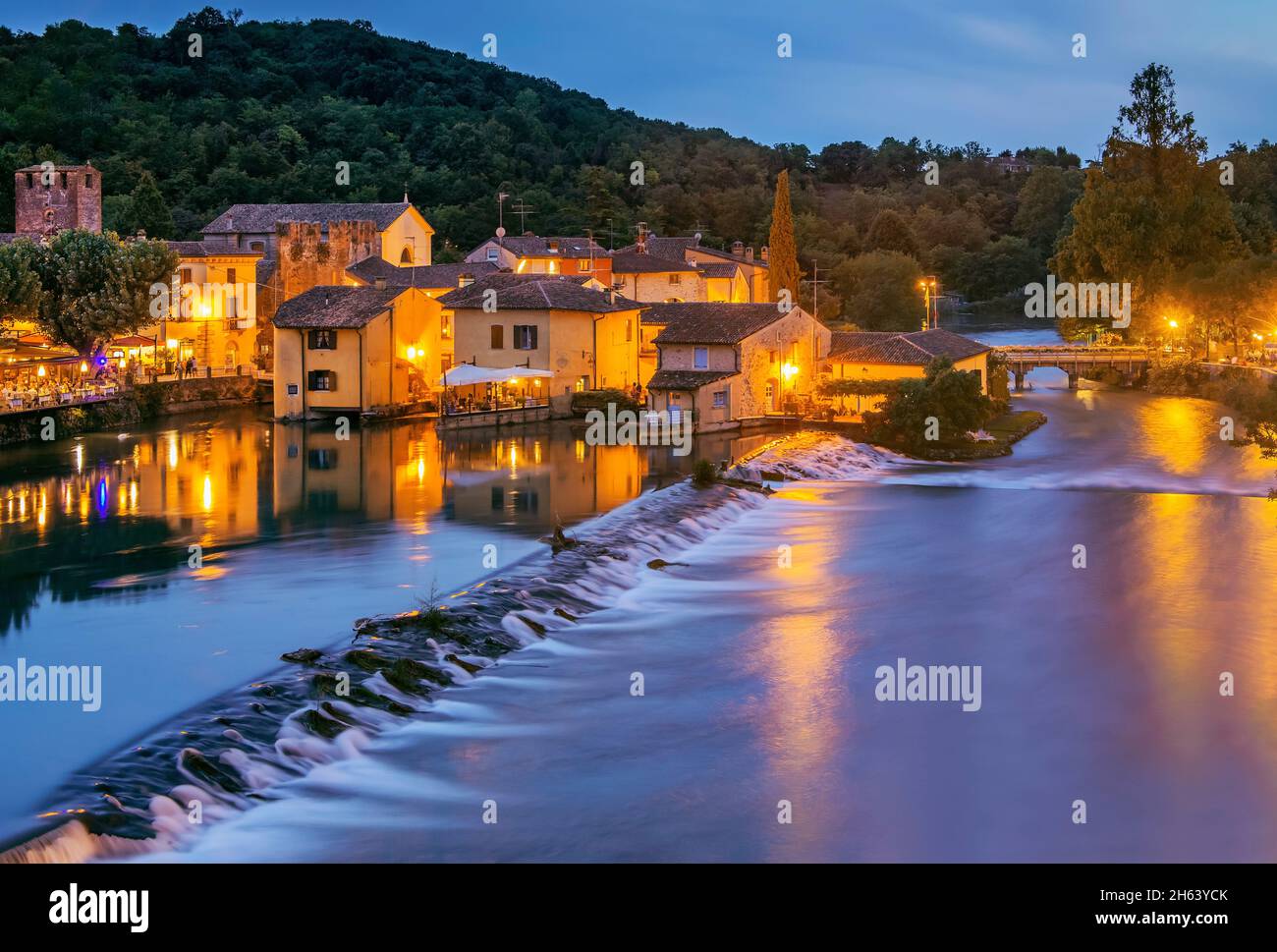 Blick auf das historische Dorf am fluss mincio in der Abenddämmerung,borghetto,Ortsteil von valeggio sul mincio,Mühlendorf,po plain,provinz verona,venetien,italien Stockfoto