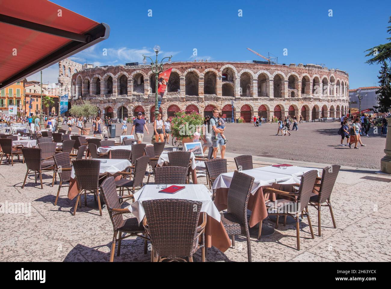 römisches Amphitheater (Arena di verona) auf der piazza BH mit Straßencafé in der Altstadt, verona, etsch, etschtal, Provinz verona, venetien, italien Stockfoto