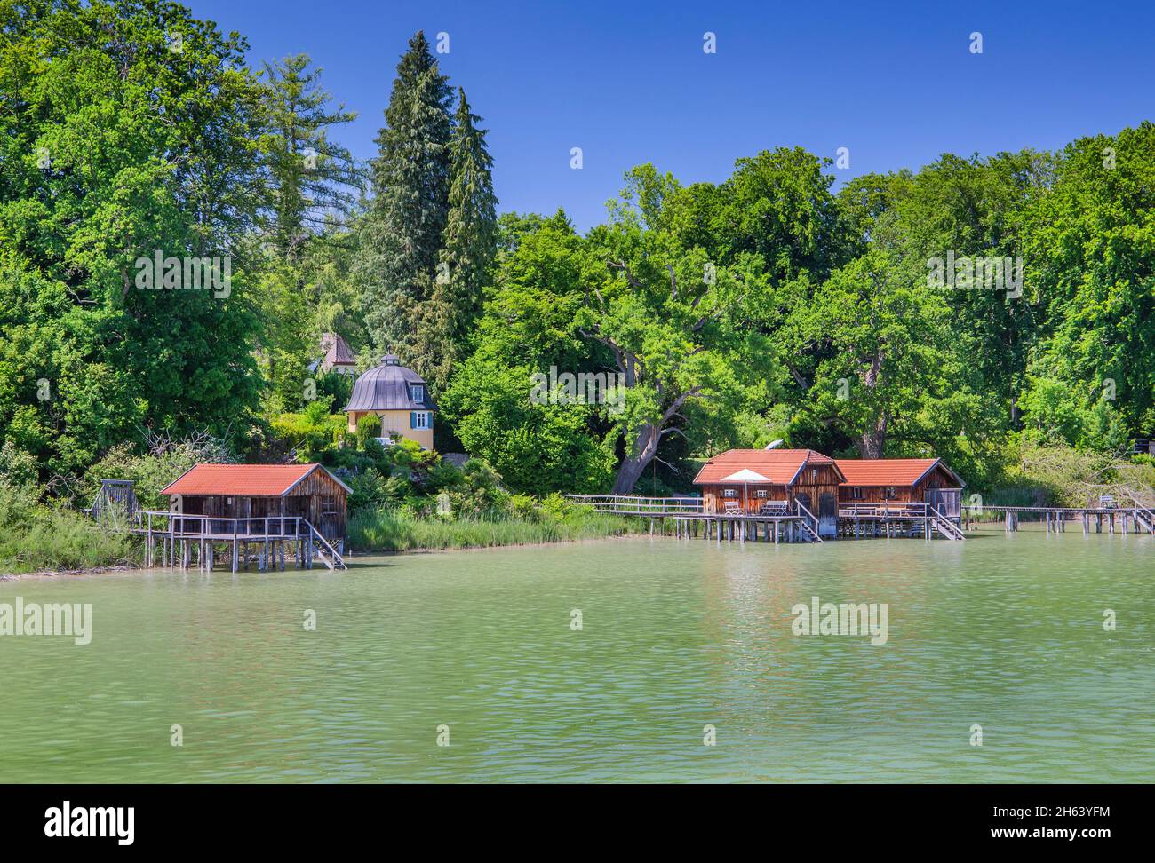 Bootshäuser am Seeufer, holzhausen, ammersee, Voralpensee, Alpenvorland, oberbayern, bayern, deutschland Stockfoto Bootshäuser am Seeufer, holzhausen, ammersee, Voralpensee, Alpenvorland, oberbayern, bayern, deutschland Stockfoto