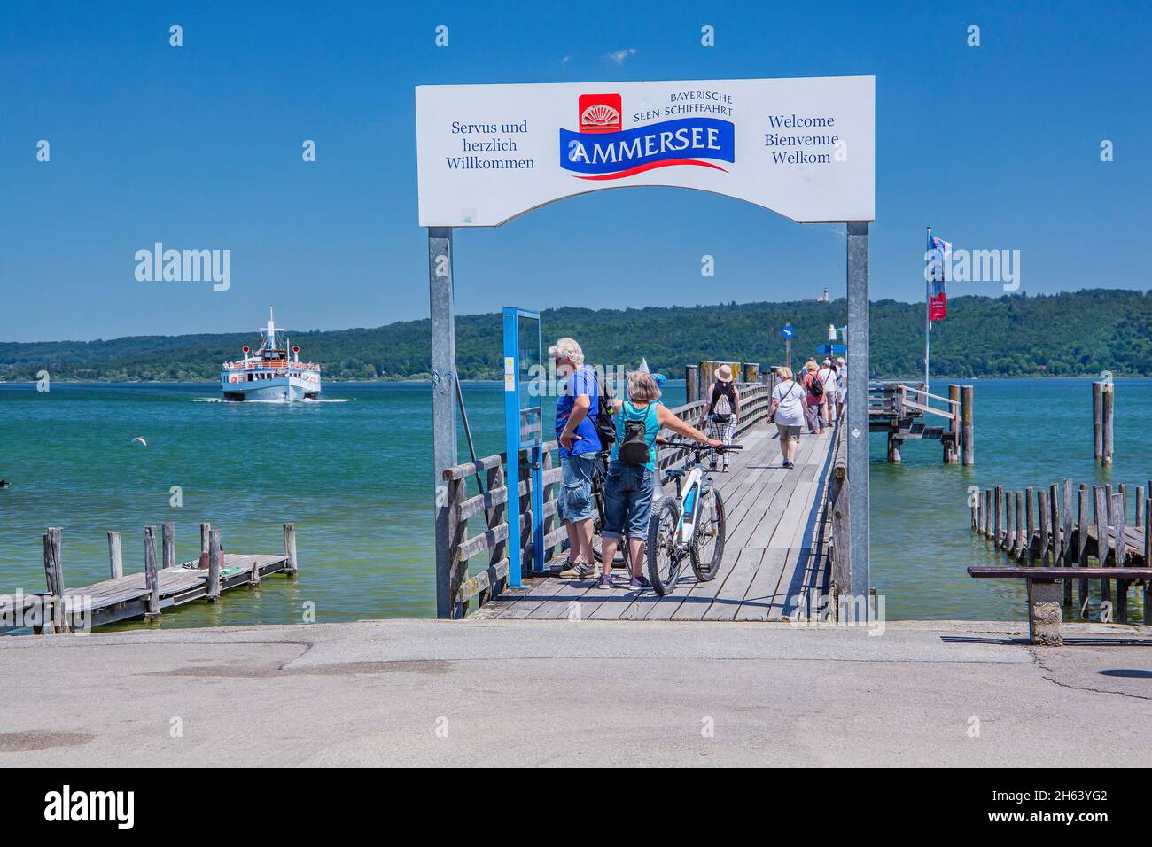 Urlauber am Steg mit ankommendem Raddampfer, diessen, ammersee, Voralpensee, Alpenvorland, oberbayern, bayern, deutschland Stockfoto