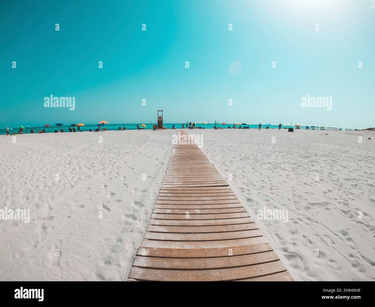 Pov und erste Ansicht der Person, die an einem weißen Strand mit Blick auf das blaue Meer oder das Meer an einem sonnigen Urlaubstag geht Stockfoto