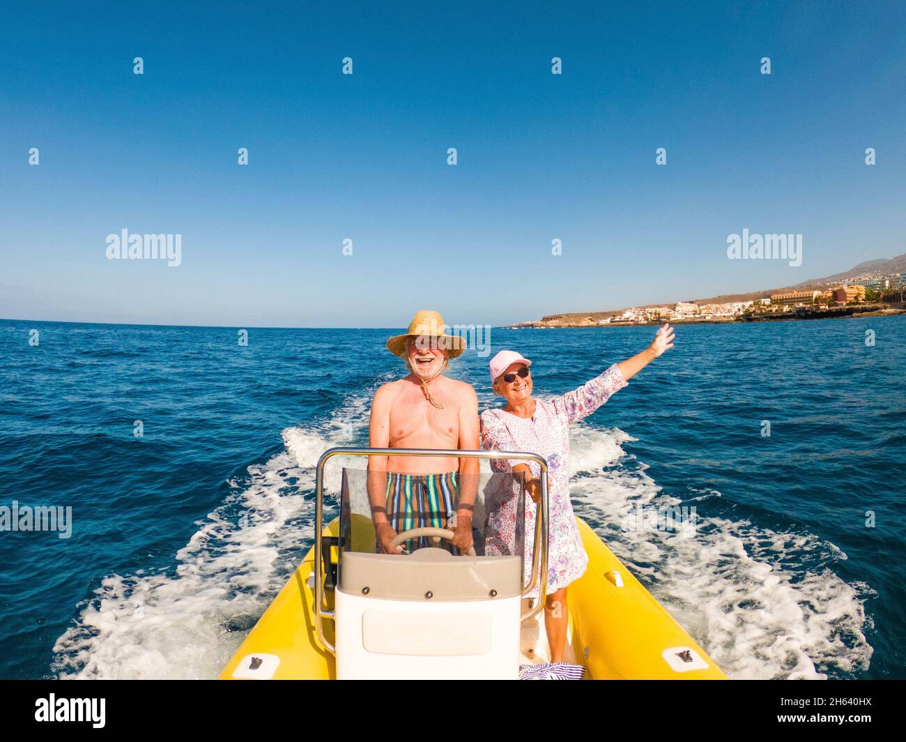 Schöne und niedliche paar Senioren oder alte Menschen in der Mitte des Meeres fahren und entdecken Sie neue Orte mit kleinen Boot. Reife Frau hält ein Telefon und ein Selfie mit HEW Ehemann Stockfoto