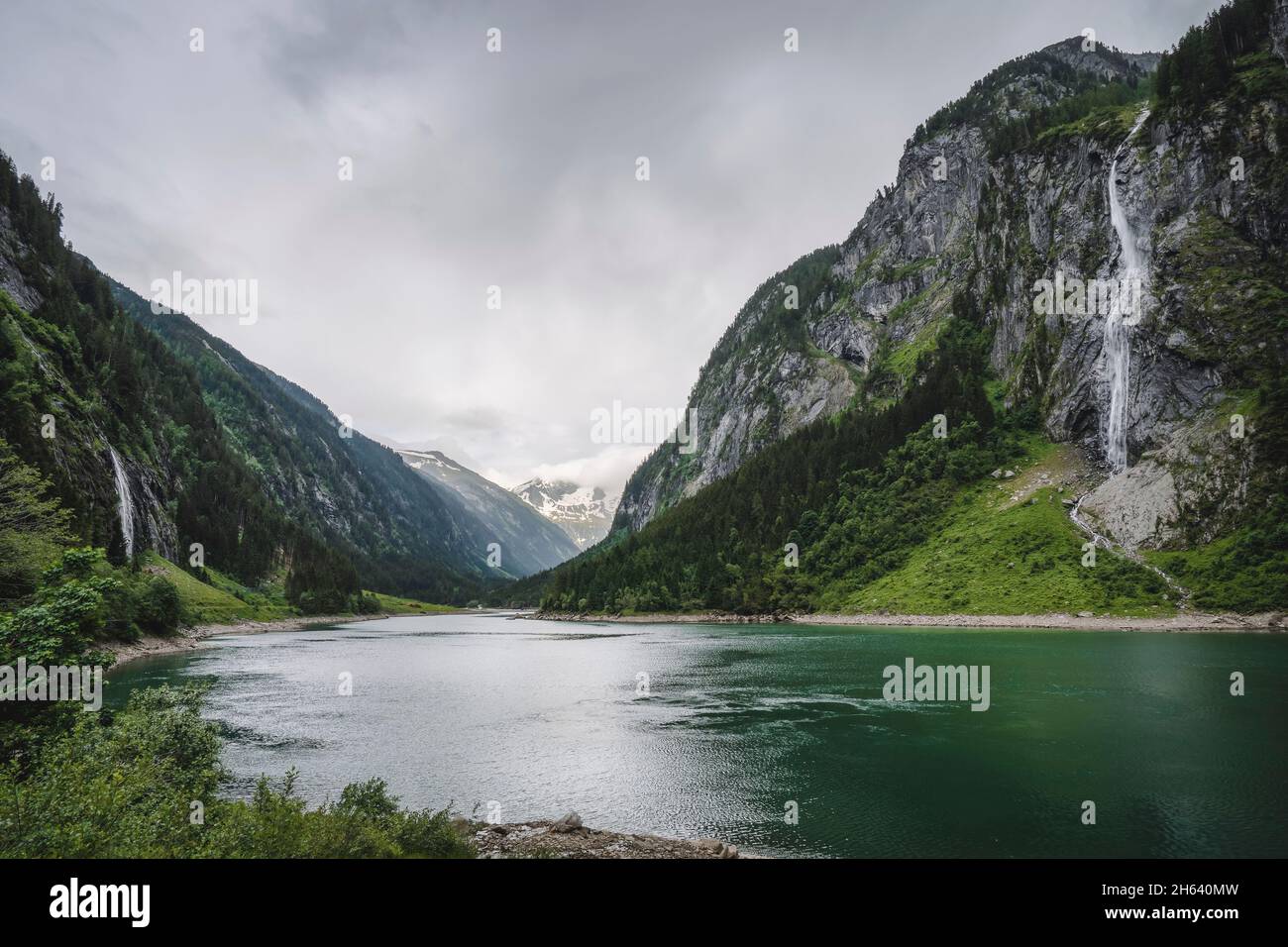 stillup See und Bergwasserfälle Österreich, tirol. Stockfoto