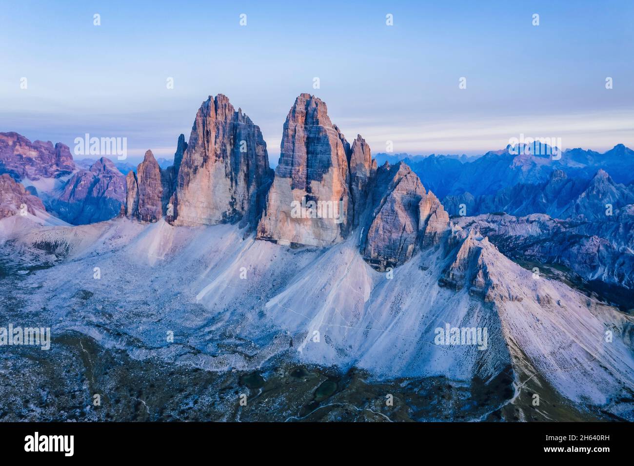 Erielle Ansicht der drei Gipfel des lavaredo in der Dämmerung dolomiten in trentino Alto adige italien. Stockfoto