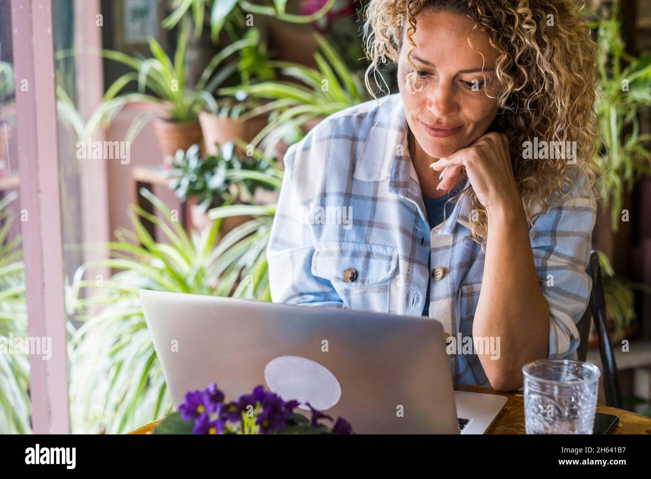 Reife Frau arbeiten am Computer sitzen auf Home-Office-Desktop und lächeln Blick auf den Laptop - kostenlos moderne freiberufliche Arbeitnehmer Menschen - smart arbeiten online Internet Job Lifestyle - Kommunikation Stockfoto