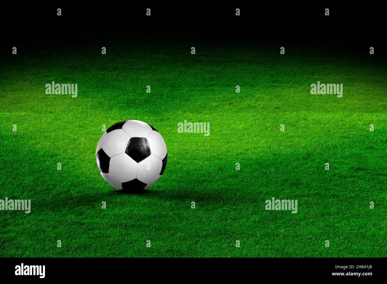Fußball auf dem Fußballplatz im Rampenlicht Stockfoto
