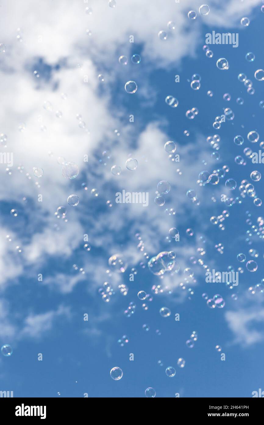Seifenblasen in den Himmel Stockfoto