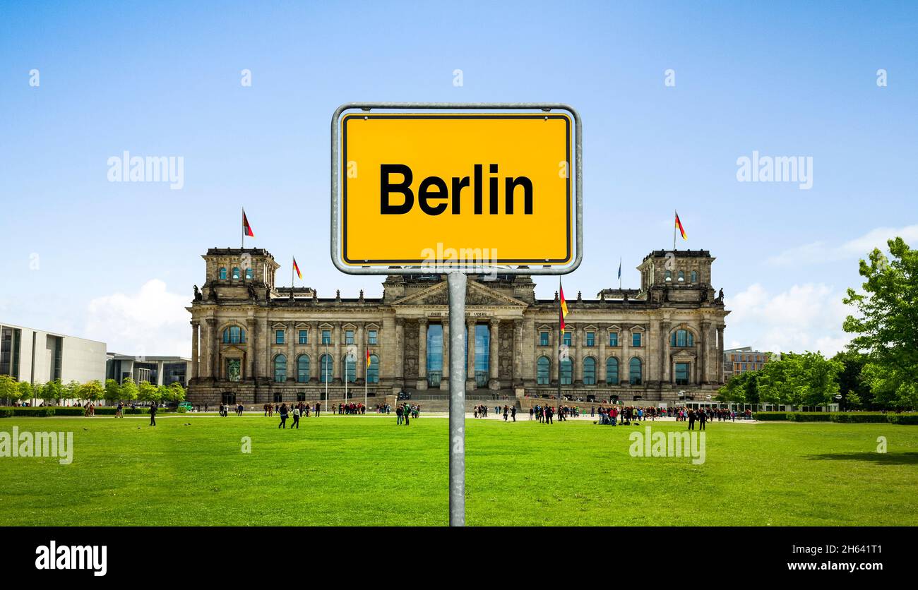 Wiese vor dem reichstagsgebäude mit Ortsschild berlin, deutschland Stockfoto
