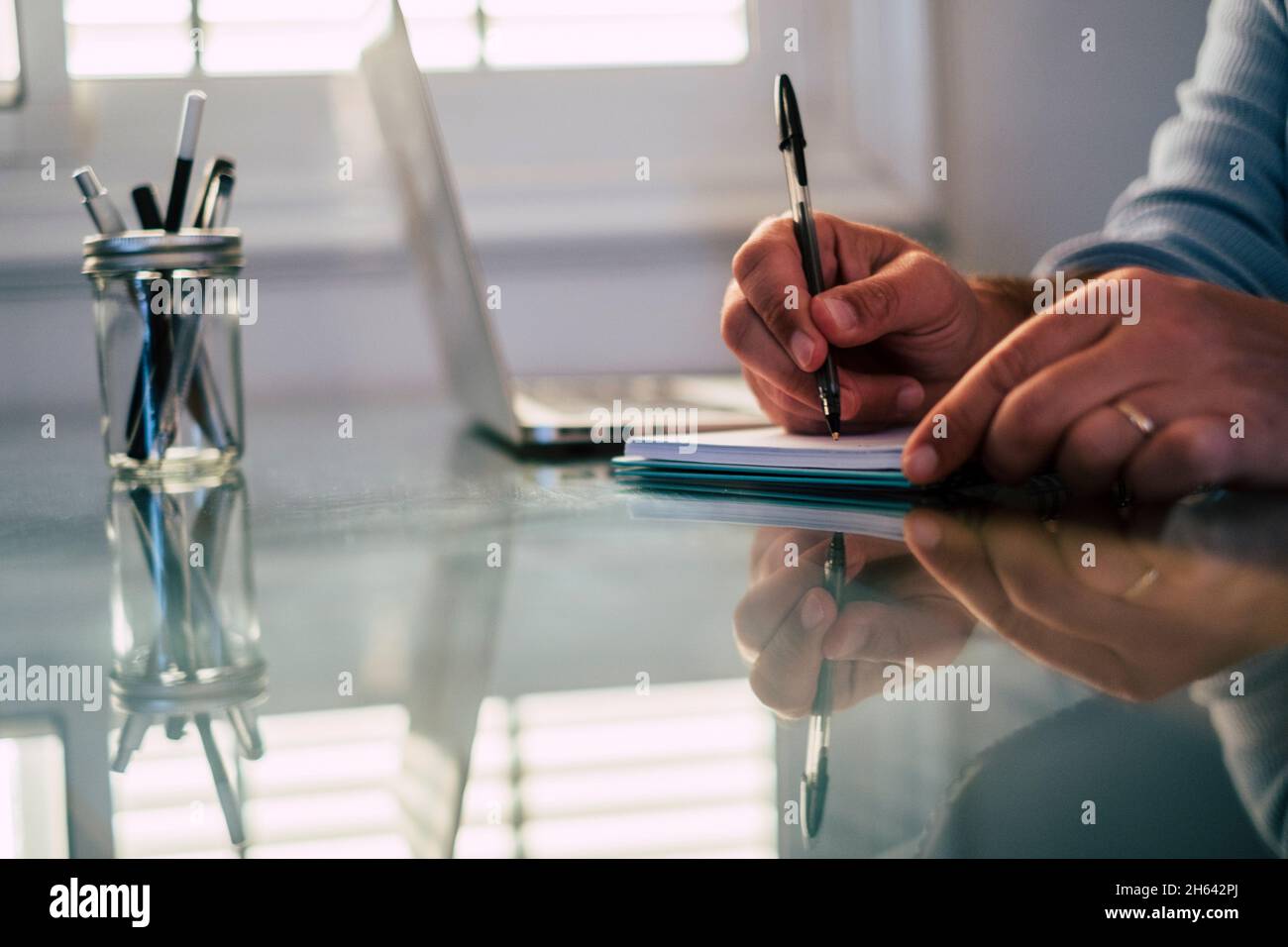 Nahaufnahme der kaukasischen Hände Mann arbeiten und tippen auf Laptop-Computer-Tastatur - Büro und intelligente Arbeit Job-Konzept für professionelle Geschäftsleute oder Mitarbeiter Unternehmen Stockfoto