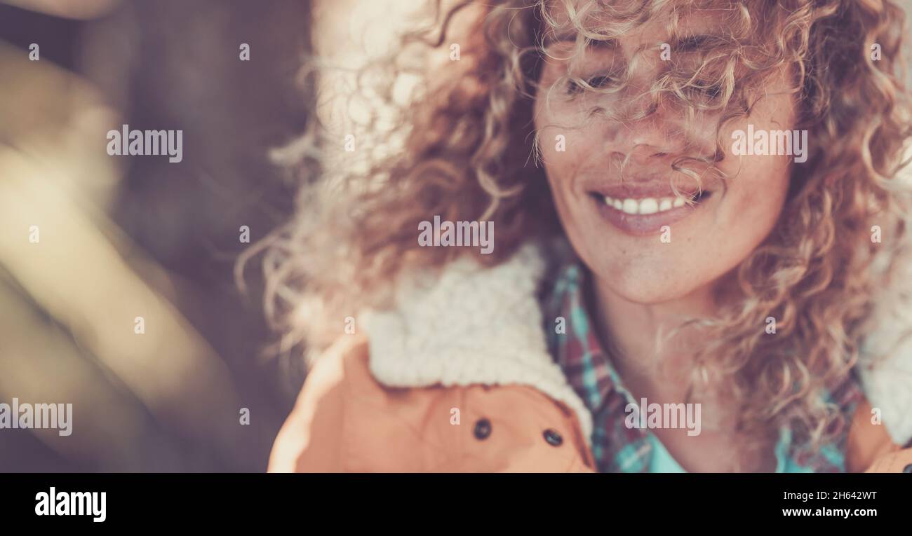 Glückliche Frau mit geschlossenen Augen Gefühl zufrieden oder zufrieden. Weibliche Reisende in lockigen Frisur und Pelzjacke mit geschlossenen Augen in Gedanken. Nachdenkliche Frau lächelt Stockfoto