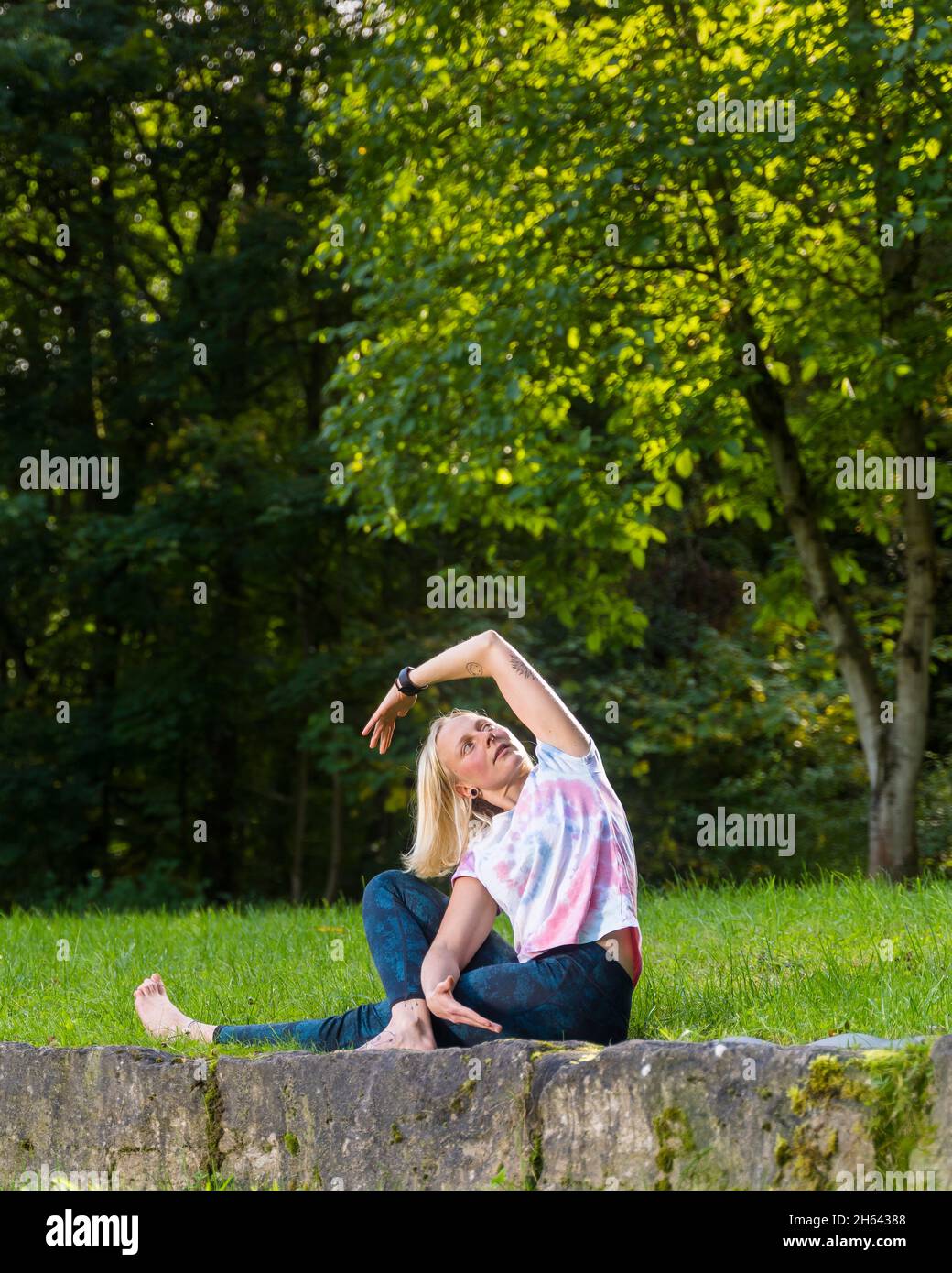 Junge Frauen machen Yoga,wiese,am kappelberg,baden-württemberg,deutschland Stockfoto