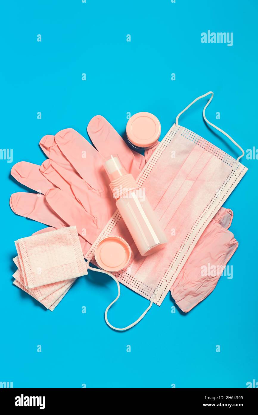 Antivirus-Schutzkit für eine Frauentasche in rosa. Maske, medizinische Handschuhe, Desinfektionsmittel. Safe Travel Kit. Stockfoto