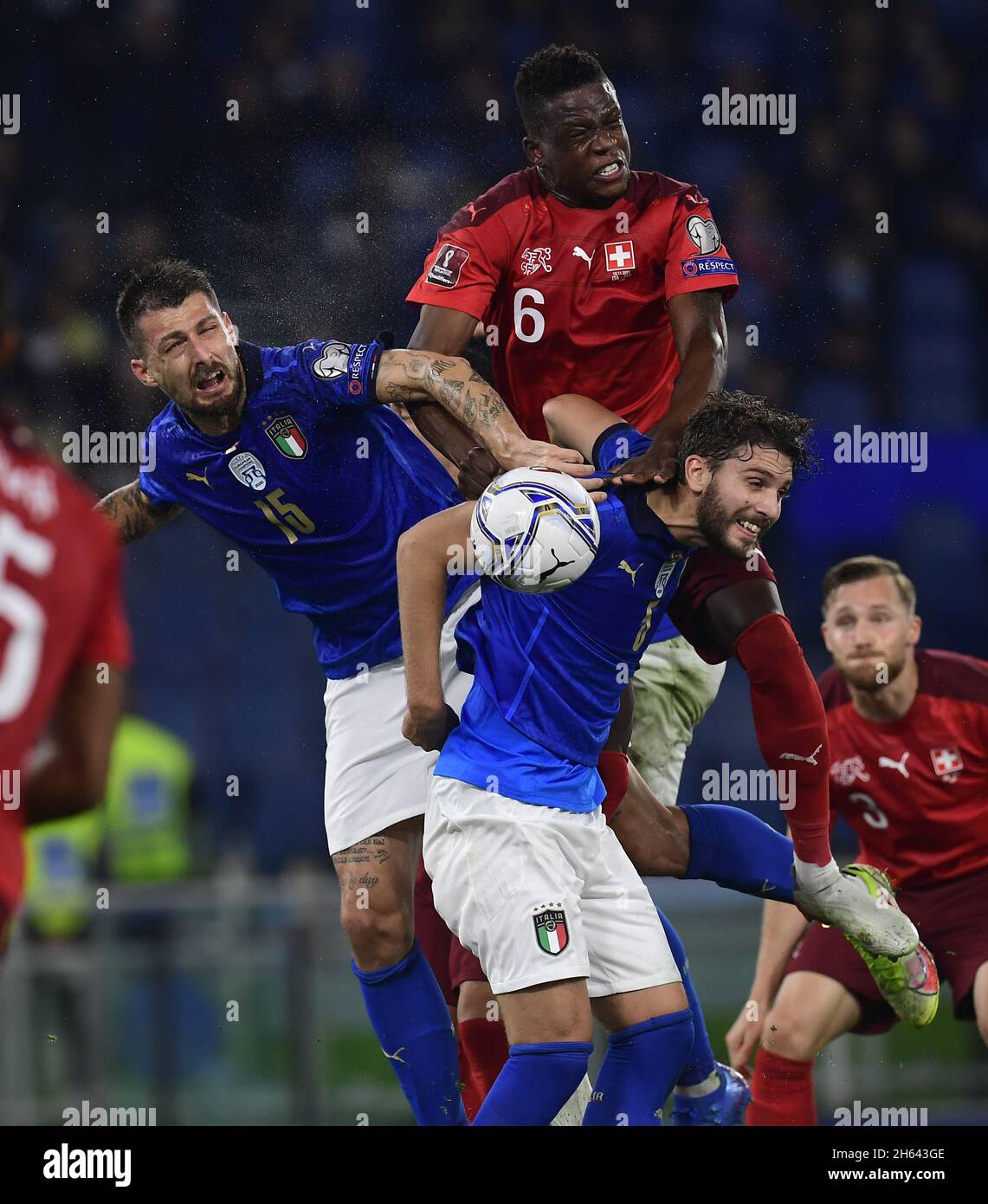 Rom, Italien. November 2021. Der Italiener Francesco Acerbi (vorne, L) und Manuel Locatelli (vorne, R) wetteiferten mit dem Schweizer Denis Zakaria (oben) während des FIFA World Cup Qatar 2022 Qualification Group C Football matches zwischen Italien und der Schweiz am 12. November 2021 in Rom, Italien. Quelle: Augusto Casasoli/Xinhua/Alamy Live News Stockfoto